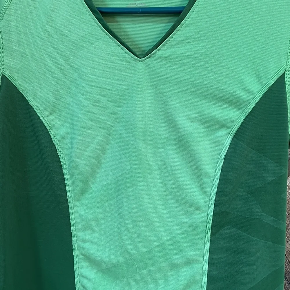 Mountain Hardwear women’s top size small - Picture 4 of 5